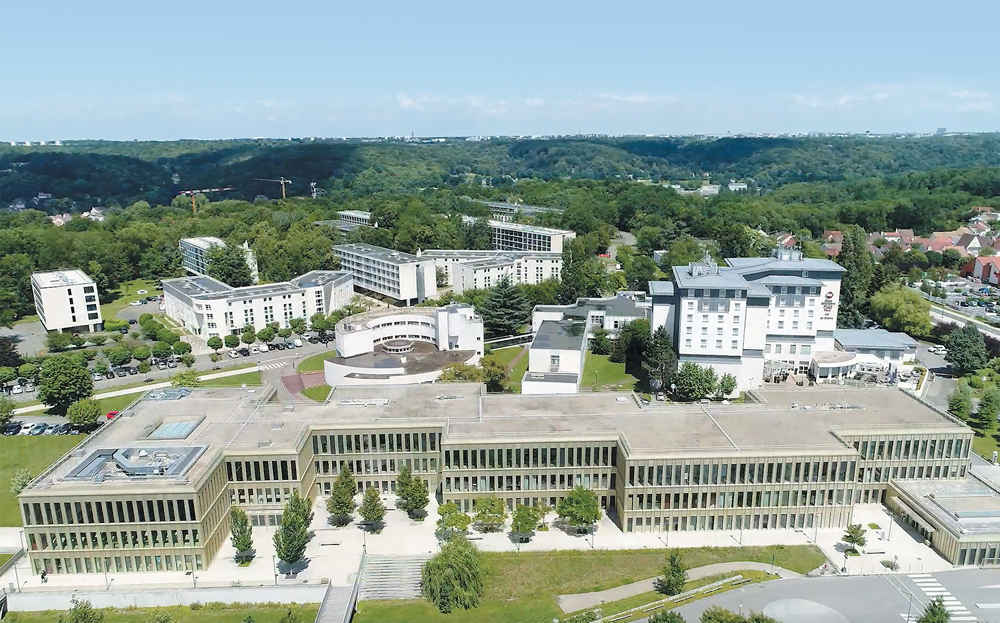 HEC Paris campus